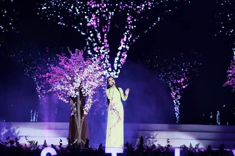 Tại sự kiện, ca sĩ Cẩm Ly đã mang đến Festival Hoa Đà Lạt 2019 một tiết mục đầy sâu lắng.