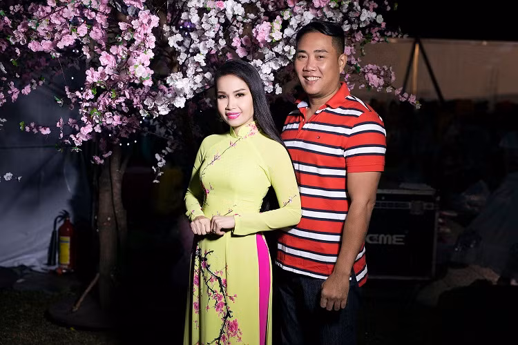 Vua xuat vien da di dien, Cam Ly duoc ong xa cham soc chu dao