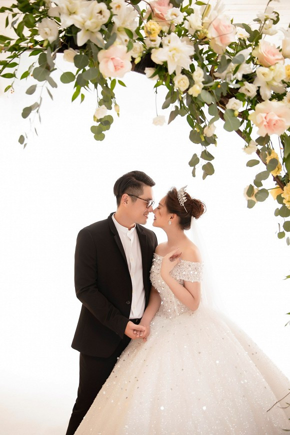 Kiều Oanh như nàng thơ bước ra từ tranh vẽ bên ông xã điển trai.