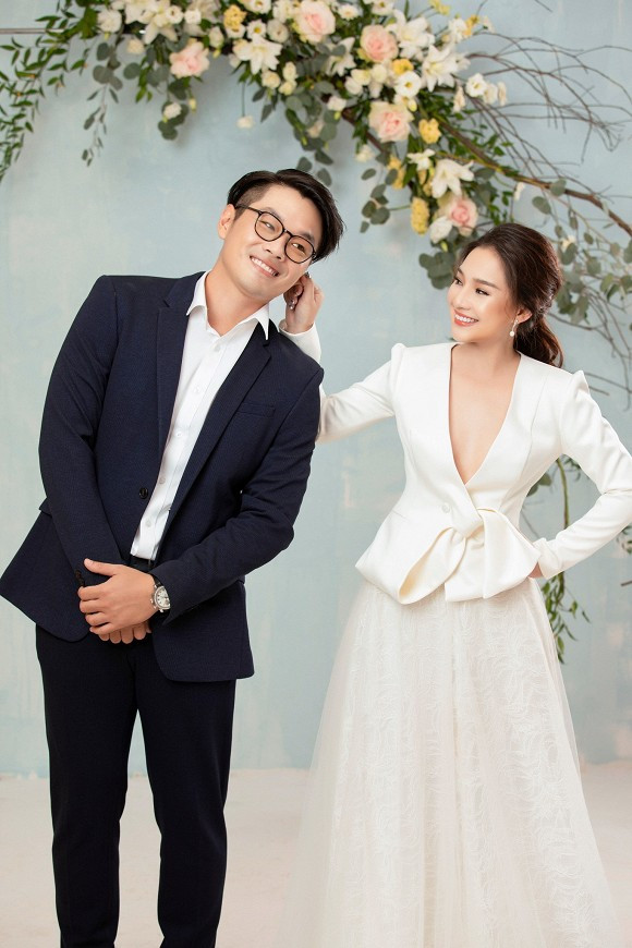 Riêng Kiều Oanh chỉ dành một dòng trạng thái để cảm ơn những bạn bè thân thiết đã hỗ trợ mình trong hôn lễ.