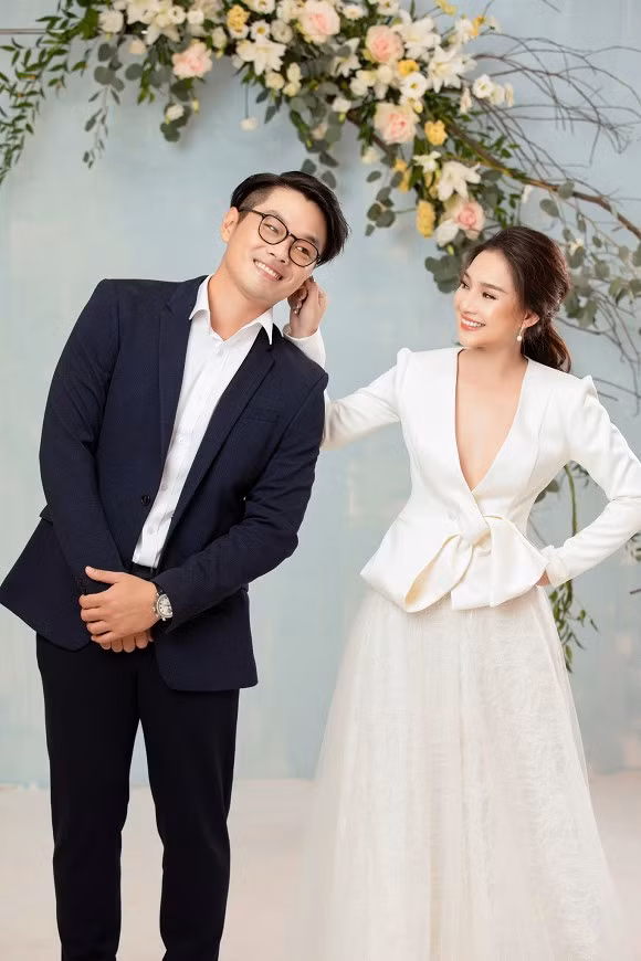 Riêng Kiều Oanh chỉ dành một dòng trạng thái để cảm ơn những bạn bè thân thiết đã hỗ trợ mình trong hôn lễ.