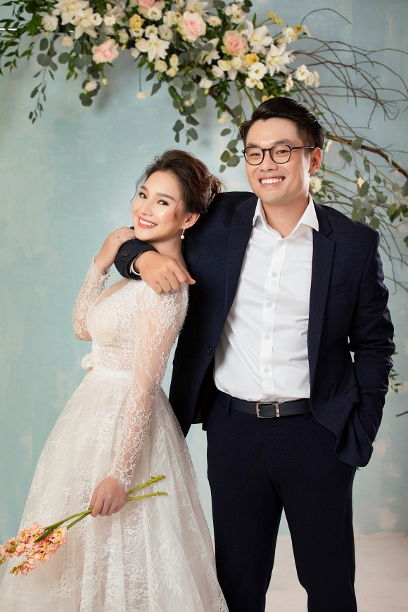 Mới đây, trên facebook của nhiếp ảnh gia Lê Thiện Viễn đã đăng tải loạt ảnh cưới đẹp như mơ của Kiều Oanh.