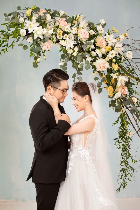 Cô diện áo cưới trắng e ấp bên ông xã. Bạn bè và cư dân mạng một lần nữa gửi lời chúc mừng cô.