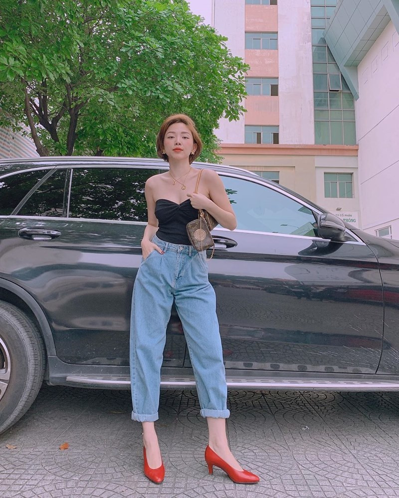 Nữ ca sĩ Tóc Tiên là một trong những nhân vật được "réo tên" nhiều nhất sau đám cưới Đông Nhi - Ông Cao Thắng. Trong khi Tóc Tiên vẫn đang chia sẻ những khoảnh khắc phóng khoáng, tự do như vậy thì trong khung bình luận, người hâm mộ liên tục giục cô "cưới đi thôi".