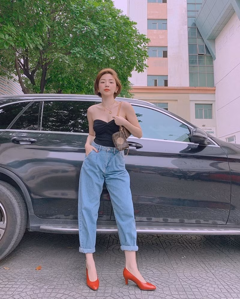 Nữ ca sĩ Tóc Tiên là một trong những nhân vật được "réo tên" nhiều nhất sau đám cưới Đông Nhi - Ông Cao Thắng. Trong khi Tóc Tiên vẫn đang chia sẻ những khoảnh khắc phóng khoáng, tự do như vậy thì trong khung bình luận, người hâm mộ liên tục giục cô "cưới đi thôi".