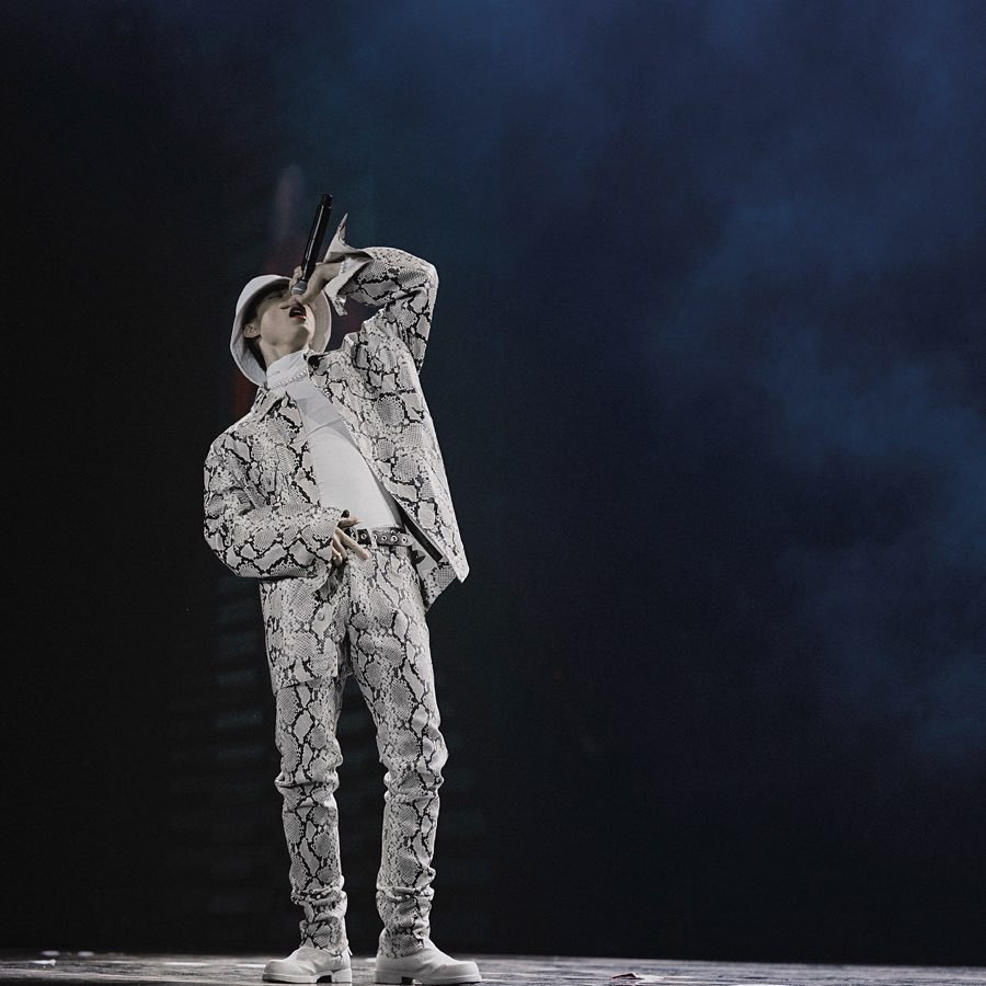 Sơn Tùng M-TP chia sẻ khoảnh khắc đẹp trong một show diễn tại Hà Nội. Nam ca sĩ vẫn giữ vững phong độ thời trang "đẳng cấp" với cây độ hiệu tổng trị giá cả trăm triệu đồng.