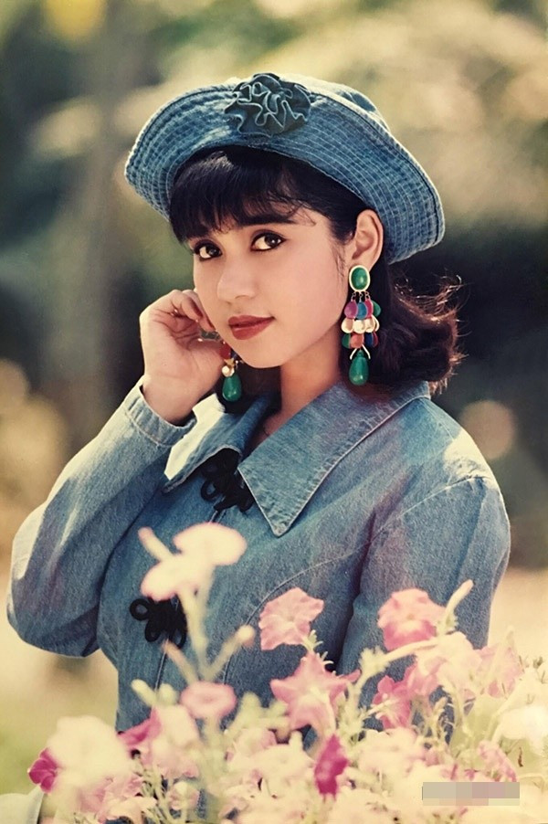 Nữ diễn viên nhận được sự yêu mến của đông đảo khán giả qua các tác phẩm: Công tử Bạc Liêu, Sao em vội lấy chồng, Cô nữ sinh bướng bỉnh, Người đẹp Tây Đô....