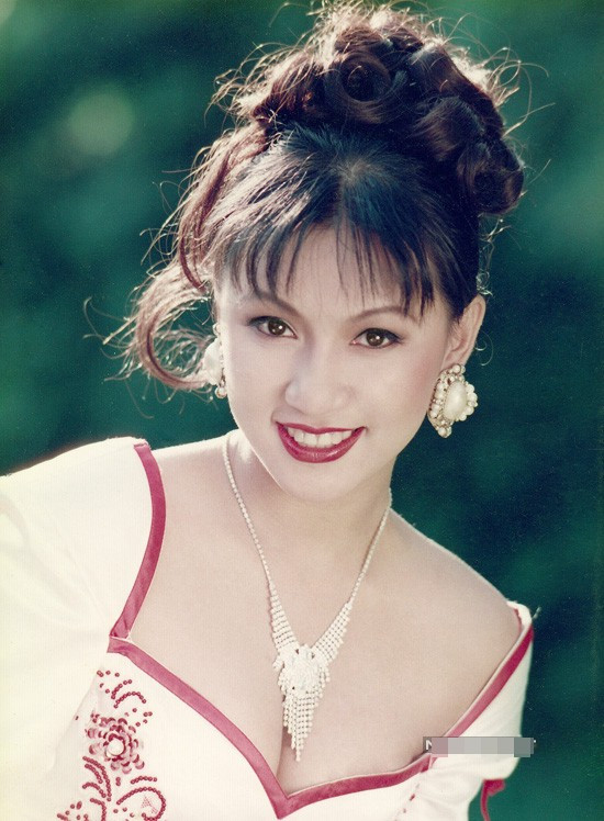 Y Phụng từng được xem là biểu tượng sexy của điện ảnh Việt Nam thời bấy giờ.