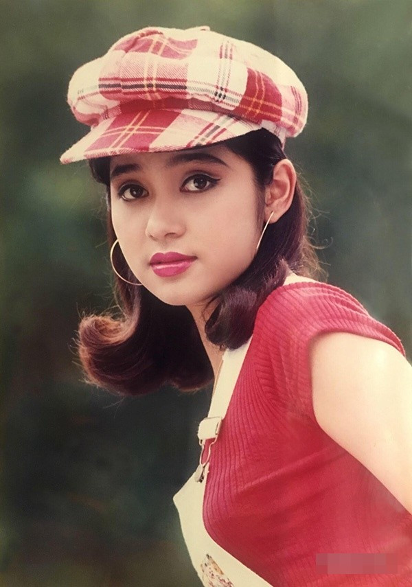 Nữ diễn viên là gương mặt được săn đón của nhiều nhiếp ảnh gia nổi tiếng. Hình ảnh của Việt Trinh "phủ sóng" trên nhiều tờ lịch treo tường, bìa sổ lưu bút, pano, băng rôn...