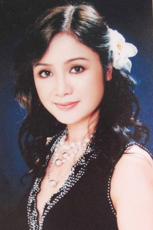 Khác với vẻ ngoài sắc sảo của Việt Trinh, diễn viên Thu Hà sở hữu nét đẹp đài các, quý phái như một tiểu thư. Cô được mệnh danh là "lá ngọc cành vàng" của điện ảnh Việt.