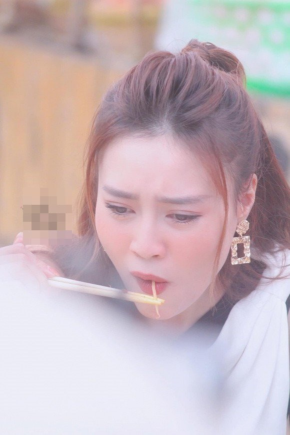 Ninh Duong Lan Ngoc dep bat chap ngay ca khi thoai mai an toi… meo mieng-Hinh-3