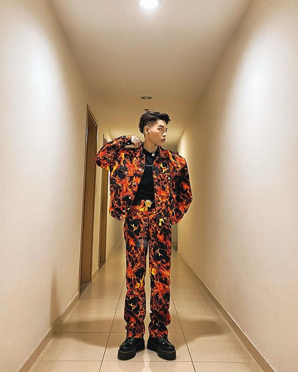 Đức Phúc khoe gu thời trang chất lừ nhưng nhan sắc lại ngày càng khác lạ sau phẫu thuật thẩm mĩ.