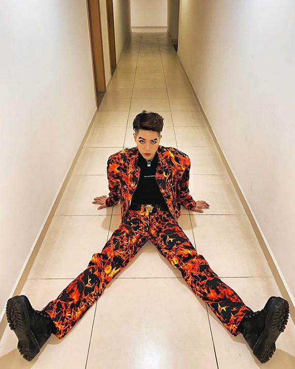 Ngoài những lời nhận xét về nhan sắc, nhiều người không ngần ngại dành những lời khen cho gu thời trang của nam ca sĩ. Theo đó là sự cộng hưởng từ đôi lông mày đứt đoạn, màu tóc nhuộm chất chơi, trang phục khoác lên người... đã mang lại phong cách cực ấn tượng cho ca sĩ Đức Phúc.