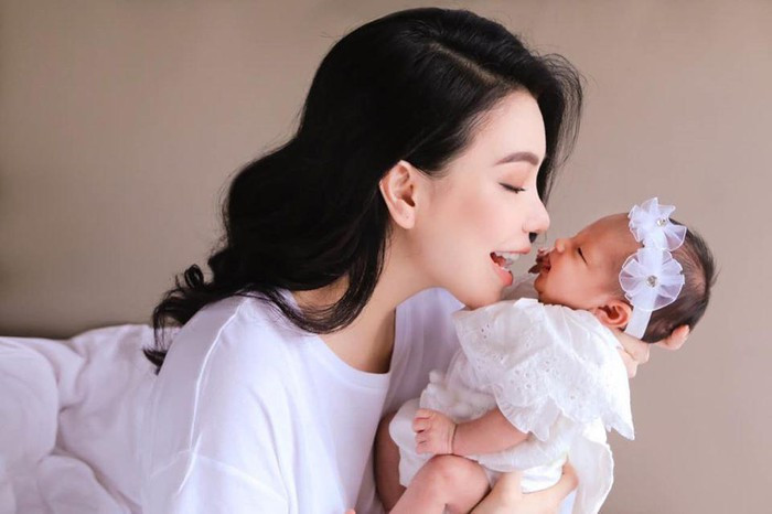 Không chỉ Phạm Hương gây ngỡ ngàng khi công khai con, nhiều mỹ nhân Việt cũng khiến fan bất ngờ vì tuyên bố có con sau thời gian "mất tích". Trà Ngọc Hằng là một trong số đó.