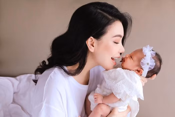 Không chỉ Phạm Hương gây ngỡ ngàng khi công khai con, nhiều mỹ nhân Việt cũng khiến fan bất ngờ vì tuyên bố có con sau thời gian "mất tích". Trà Ngọc Hằng là một trong số đó.