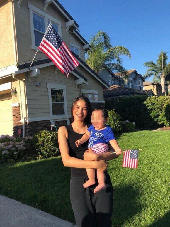 Sau khi Phạm Hương công khai con trai, trên mạng xã hội lan truyền hình ảnh nàng hậu đang bế một đứa bé. Nhiều người cho rằng đây chính là con trai Phạm Hương.