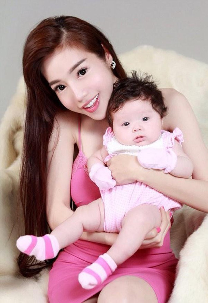 Cuối năm 2014, Elly Trần khiến fan "ngã ngửa" khi xác nhận đã lên chức mẹ được hơn 2 tháng sau thời gian "giấu kín như bưng" chuyện mang thai. Con gái đầu lòng của cô tên là Cadie Mộc Trà.