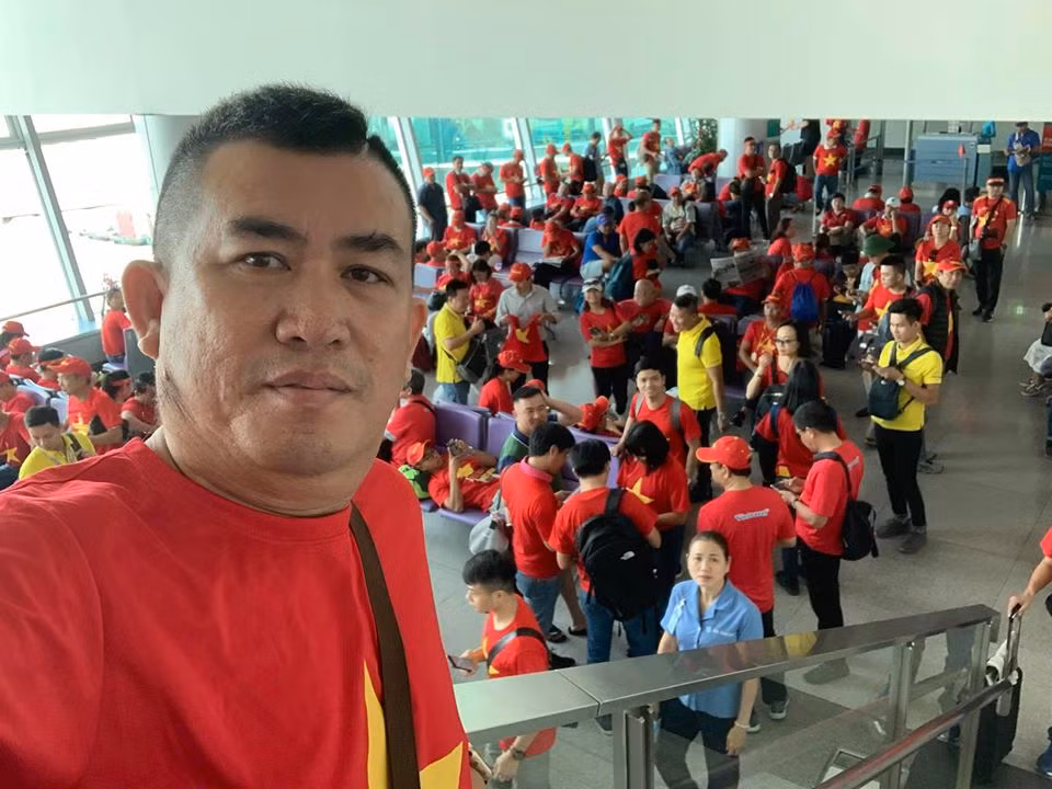 Cùng với Phương Thanh, Lý Hùng, danh hài Nhật Cường cũng đáp chuyến bay sang Philippines theo dõi trận chung kết.