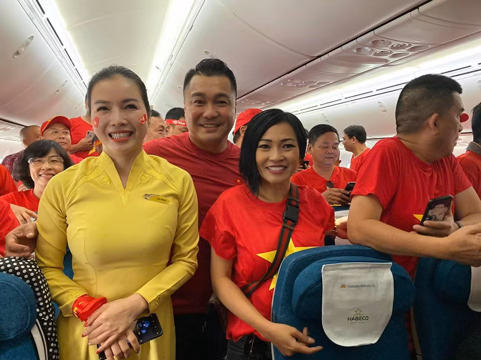 Trên trang cá nhân, ca sĩ Phương Thanh chia sẻ loạt ảnh đoàn người mặc áo cờ đỏ sao vàng cùng tâm trạng đầy hào hứng: "Nhuộm đỏ cả sân bay và máy bay".