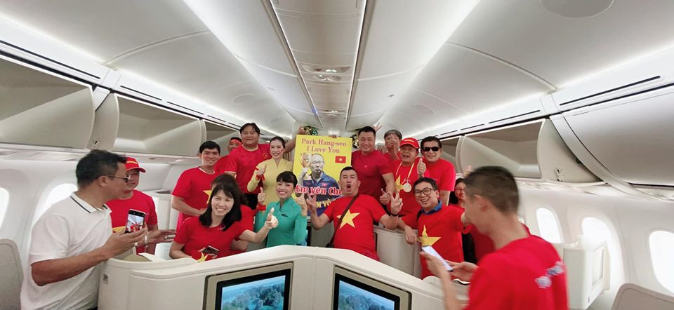 "Không khí hào hùng sôi nổi trước giờ bay... chuyến bay đặc biệt đem 2 cúp vàng bóng đá SEA Games về Việt Nam", danh hài Nhật Cường chia sẻ.