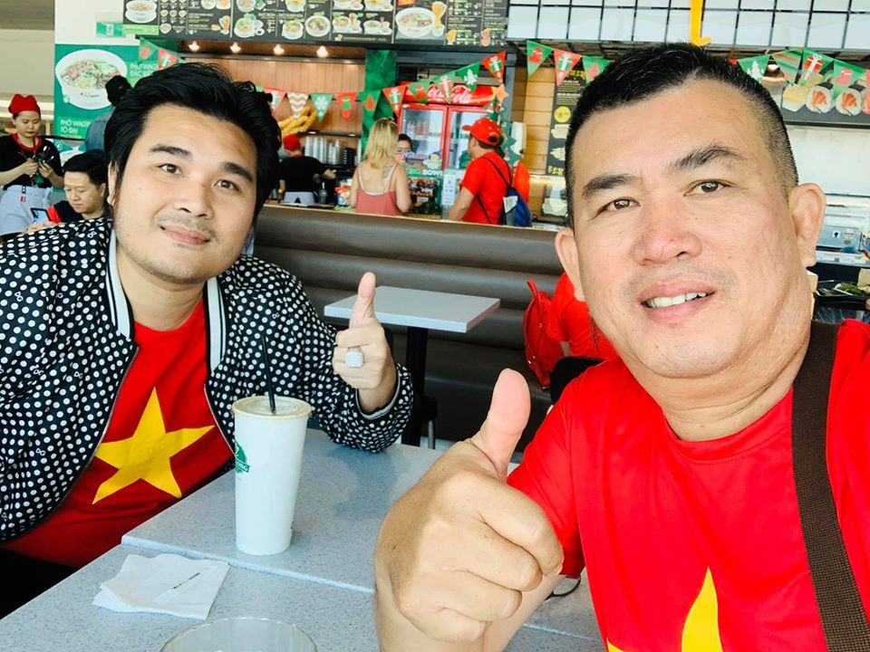 Hình ảnh danh hài Nhật Cường trước chuyến bay.