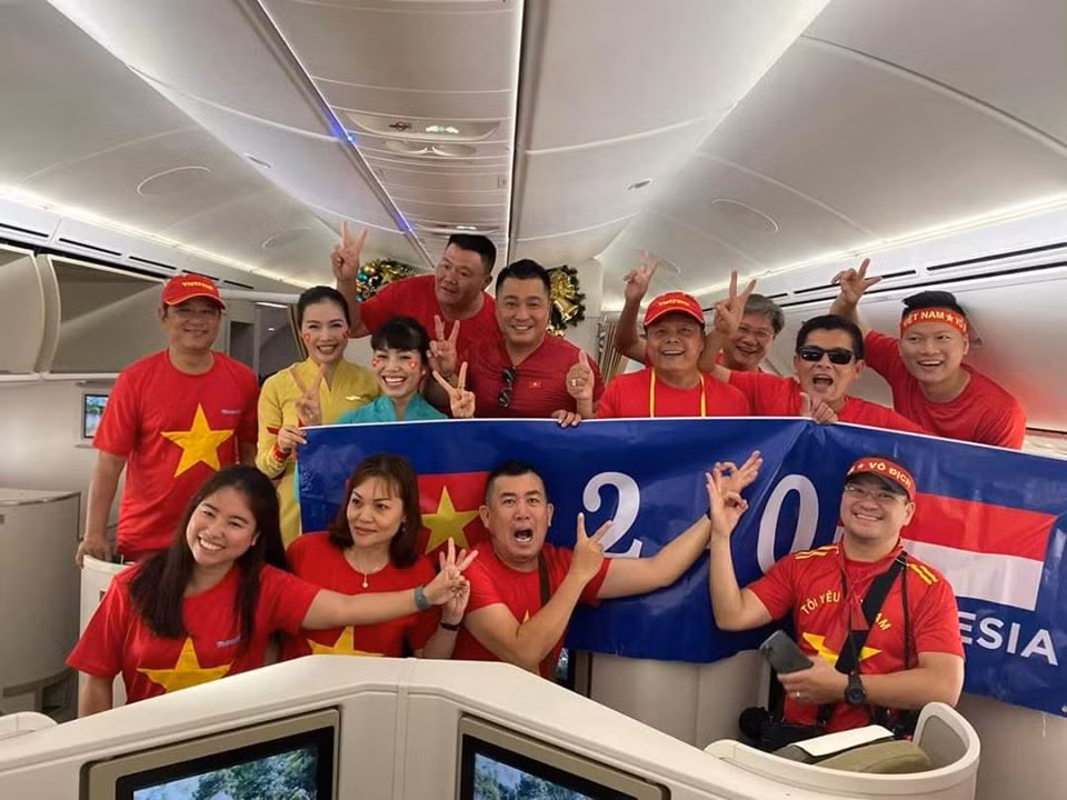 Nhật Cường, Lý Hùng chụp ảnh cùng đoàn cổ động viên trên máy bay.
