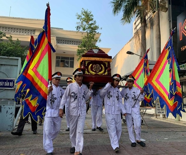 Nói lời cuối, chị Thái Linh chỉ khóc chào bố. Những năm cuối đời nhạc sĩ Nguyễn Văn Tý luôn trăn trở liệu sau này còn có ai nghe nhạc của mình không. Vì vậy, sau tang lễ, gia đình mong muốn tổ chức đêm nhạc cho ông để tri ân khán giả.