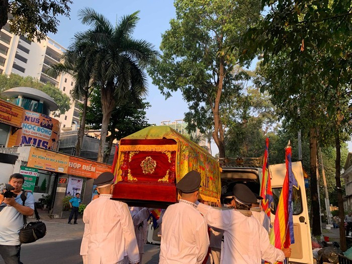 Khoảng 7h30, BTC lễ tang tiến hành lễ di quan. Cố nhạc sĩ được đưa ra xe, về Nghĩa trang Hoa viên Bình Dương - nơi nhạc sĩ Phạm Duy, nhà văn Sơn Nam, nhà thơ Kiên Giang... an nghỉ.