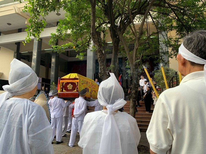 NSND viết trong sổ chia buồn: "Cháu Thu Hiền mong bác thanh thản. Cháu vô cùng tự hào đã thể hiện Một khúc tâm tình của người Hà Tĩnh của bác. Cháu luôn yêu kính bác Tý".