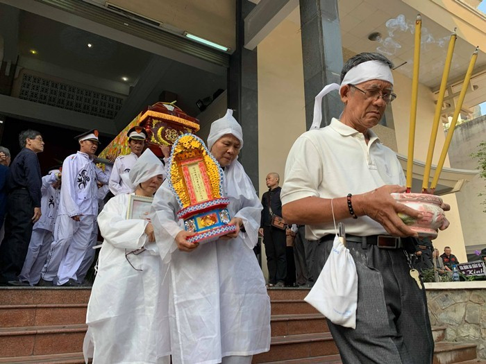 Đến tiễn biệt cố nhạc sĩ có khoảng 50 người, trong đó có nhiều nghệ sĩ như NSND Thu Hiền, NSƯT Thanh Thúy và các nhạc sĩ lão thành. Hai ca khúc được phát để tiễn ông cũng là bản thu của Thu Hiền.