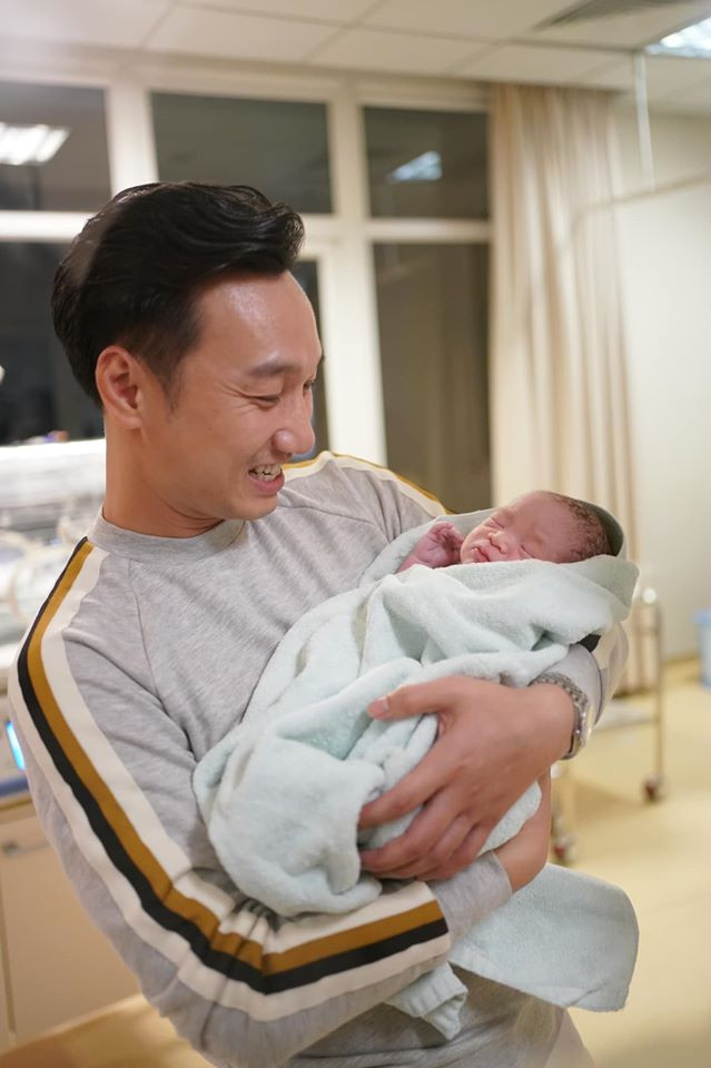 Đặc biệt niềm hạnh phúc của MC Thành Trung như được nhân đôi vì hai con trai ra đời vào đúng ngày U22 Việt Nam giành huy chương vàng SEA Games.