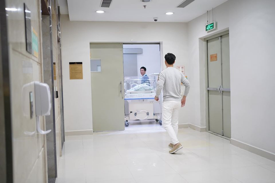 Thành Trung hồi hộp khi vợ vào phòng sinh.
