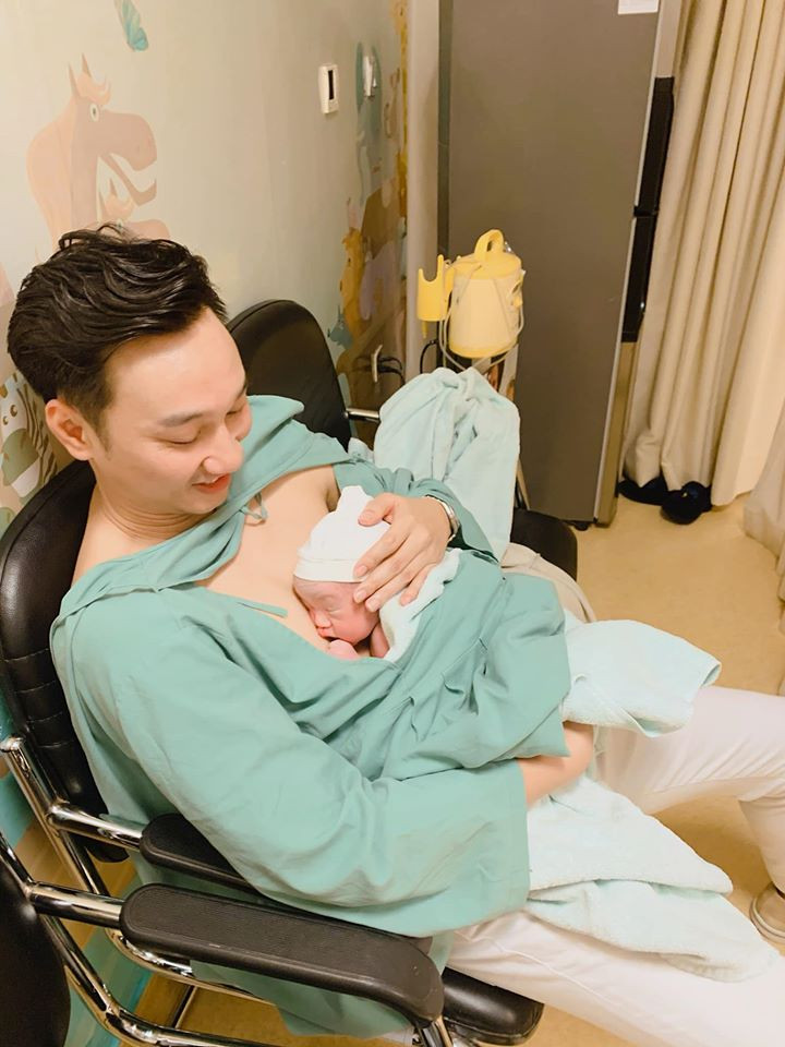 "Ba mong sau này các con sẽ ít nhất một lần trong đời được cảm nhận hạnh phúc như những gì ba đã trải mấy ngày qua. Đó là 1 cảm giác lâng lâng, ngấm từ từ qua các giác quan để rồi đọng lại ở bên ngực trái, nơi có trái tim đập rộn ràng vì ước nguyện đã thành sự thật..!!!", MC Thành Trung tâm sự.