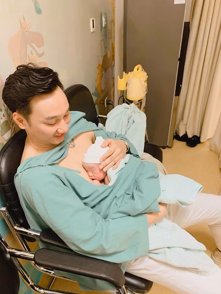 "Ba mong sau này các con sẽ ít nhất một lần trong đời được cảm nhận hạnh phúc như những gì ba đã trải mấy ngày qua. Đó là 1 cảm giác lâng lâng, ngấm từ từ qua các giác quan để rồi đọng lại ở bên ngực trái, nơi có trái tim đập rộn ràng vì ước nguyện đã thành sự thật..!!!", MC Thành Trung tâm sự.