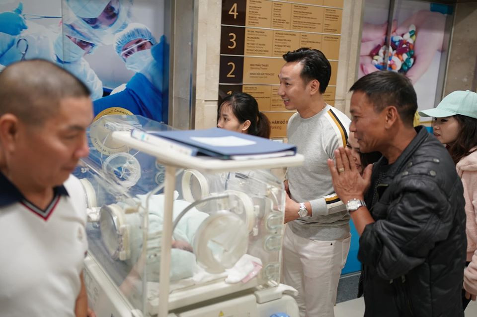 Cảm xúc vỡ òa vui sướng của Thành Trung khi hai con chào đời khỏe mạnh.