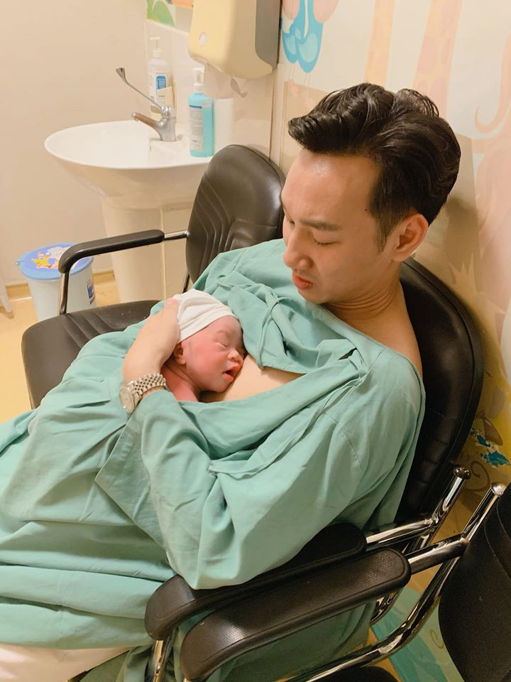 Trong tâm thư, nam MC chia sẻ, bà xã Ngọc Hương sinh đôi tối 10/12, vào đúng ngày U22 Việt Nam giành chiến thắng trong chung kết SEA Games 30.