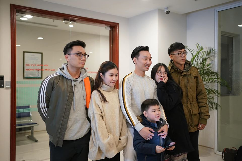 Đặc biệt, trong niềm vui khôn tả, Thành Trung vẫn nhớ tới Vi An - con gái đầu lòng của MC Thành Trung và người vợ đầu tiên - ca sĩ Thu Phượng. Anh mong muốn các con lớn lên sẽ khỏe mạnh, thuận hòa, yêu thương nhau.