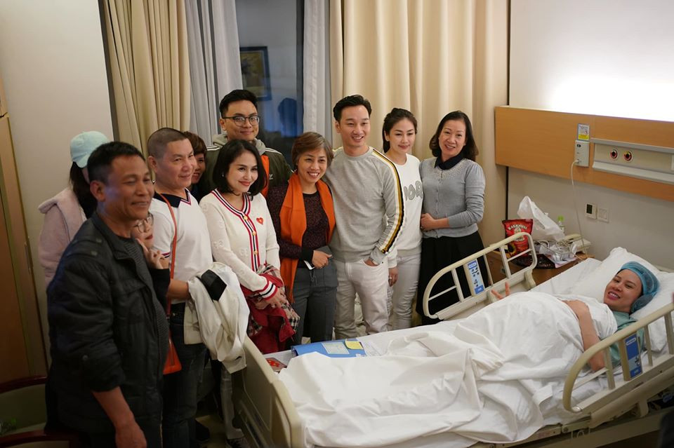 Nhiều người thân cũng có mặt để chia vui cùng vợ chồng Thành Trung đón thành viên mới.