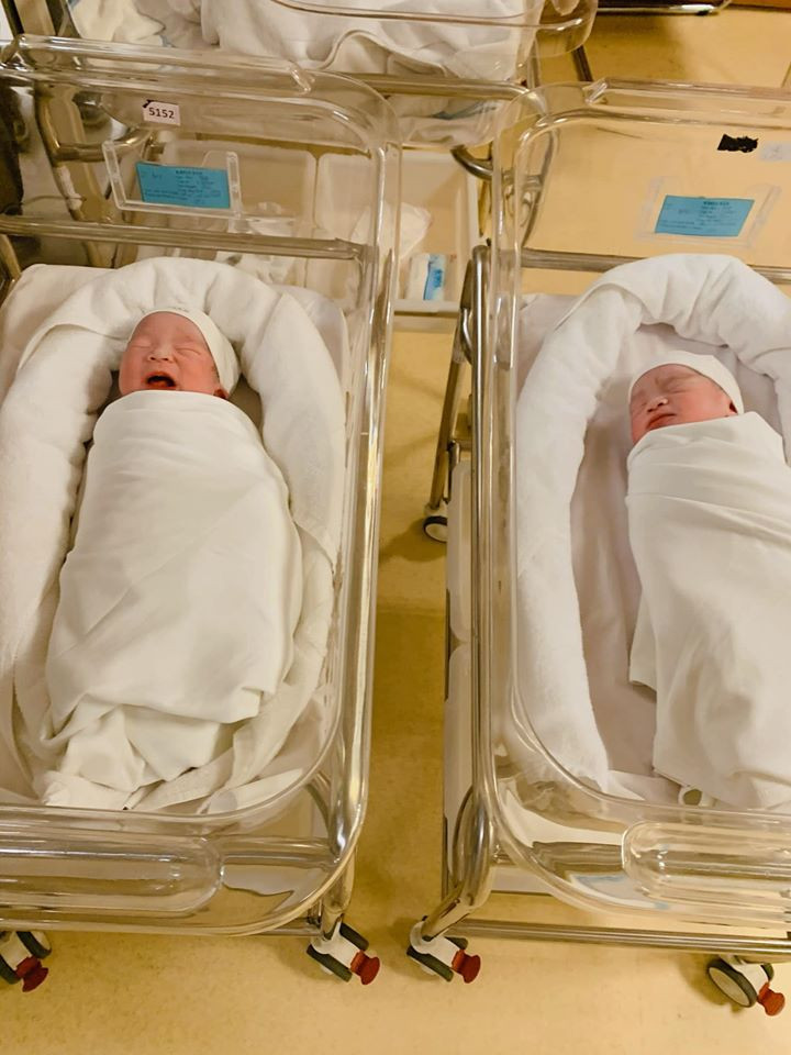 Cặp quý tử nhà MC Thành Trung chào đời khỏe mạnh, nặng 3,34 kg và 3,38 kg.