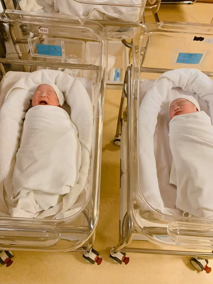 Cặp quý tử nhà MC Thành Trung chào đời khỏe mạnh, nặng 3,34 kg và 3,38 kg.