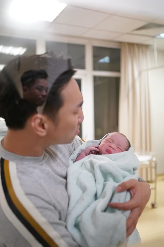 Khoảnh khắc nam MC cưng nựng cậu con trai vừa chào đời gây xúc động.