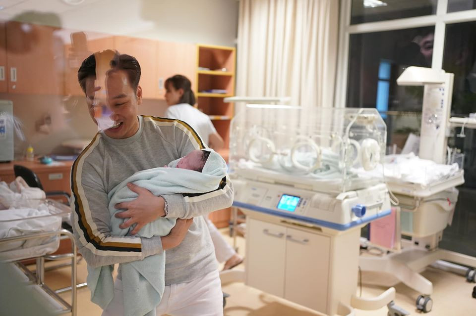 "Ngay trong lúc đội tuyển U22 Việt Nam bước lên bục vinh quang nhận huy chương vàng và trở thành nhà vô địch SEA Games 30 thì với ba, mẹ của các con cũng đã trở thành nhà “vô địch” thực sự vì đã mang nặng đẻ đau để sinh các con cho ba". Thành Trung viết.