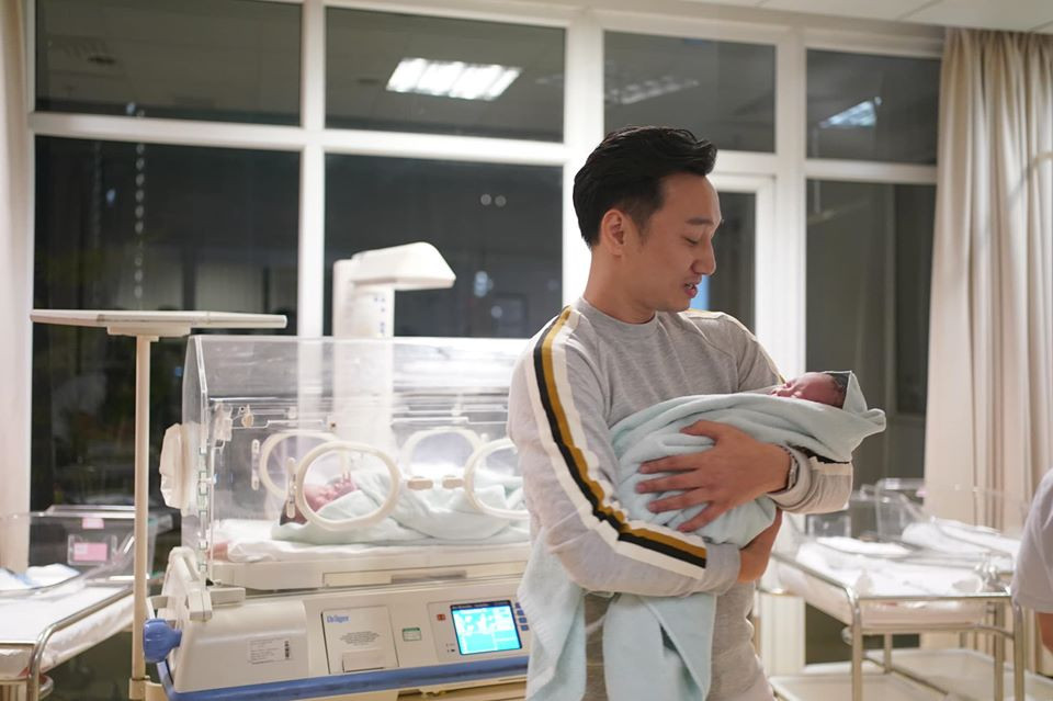 Thành Trung cũng "nịnh" bà xã: "Ba biết ơn mẹ vô cùng vì dù ba đã nghỉ thi đấu thể thao chuyên nghiệp nhiều năm nhưng mẹ vẫn giúp ba có được 2 “huy chương vàng” quan trọng nhất cuộc đời ba đến lúc này".