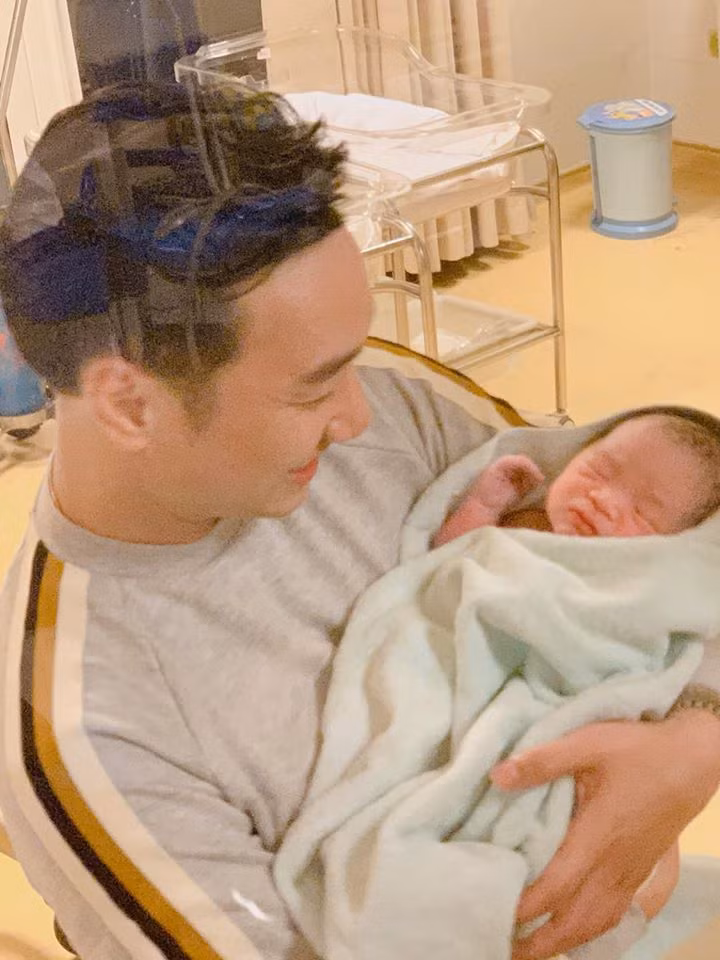 Đến thời điểm hiện tại Thành Trung vẫn lâng lâng hạnh phúc khi chào đón 2 thiên thần chào đời.