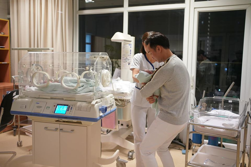 "Các con biết không, giây phút các con hiện diện trên cuộc đời này là lúc mà cả đất nước, cả dân tộc xuống đường để thể hiện niềm tự hào cho ước nguyện 60 năm đã thành hiện thực. Và ba cũng là 1 trong số những người mang theo ước muốn đó từ khi là 1 cậu bé 13 tuổi", Thành Trung bảy tỏ.