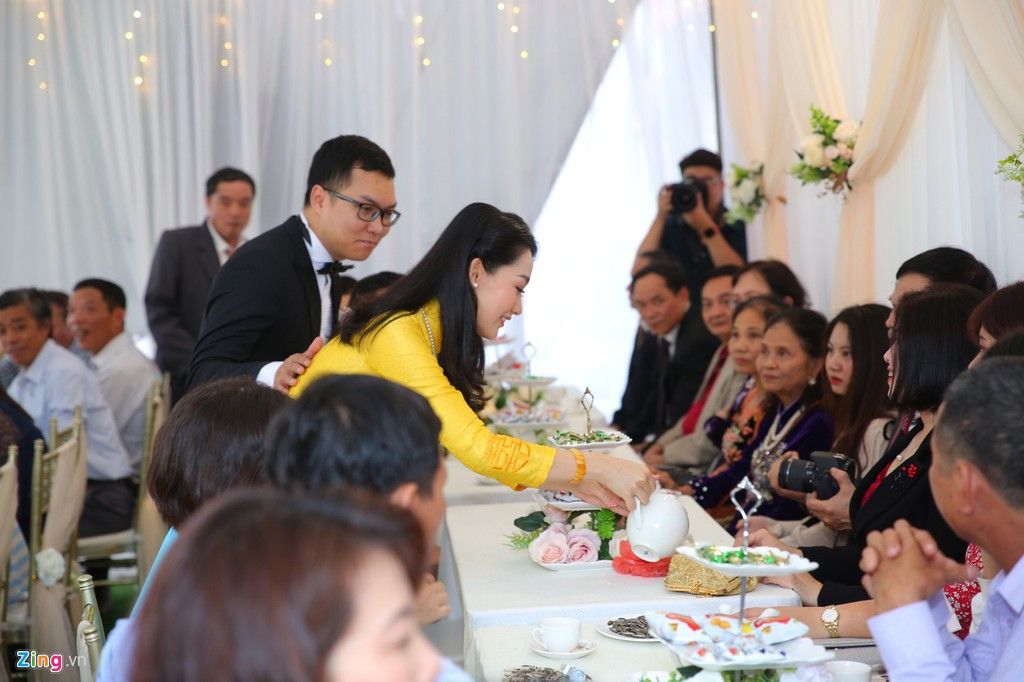 Trước đó, cặp uyên ương thực hiện bộ ảnh cưới tại Pháp, nhưng cả hai vẫn giữ kín đến phút chót. Theo chia sẻ từ cô dâu, gia đình chồng không quen với môi trường showbiz, nên mong muốn lễ cưới diễn ra trong không khí riêng tư nhất có thể.