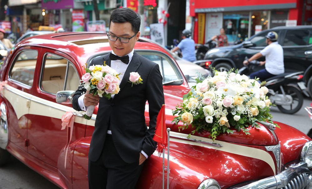 Chú rể là bạn lâu năm của cô dâu.