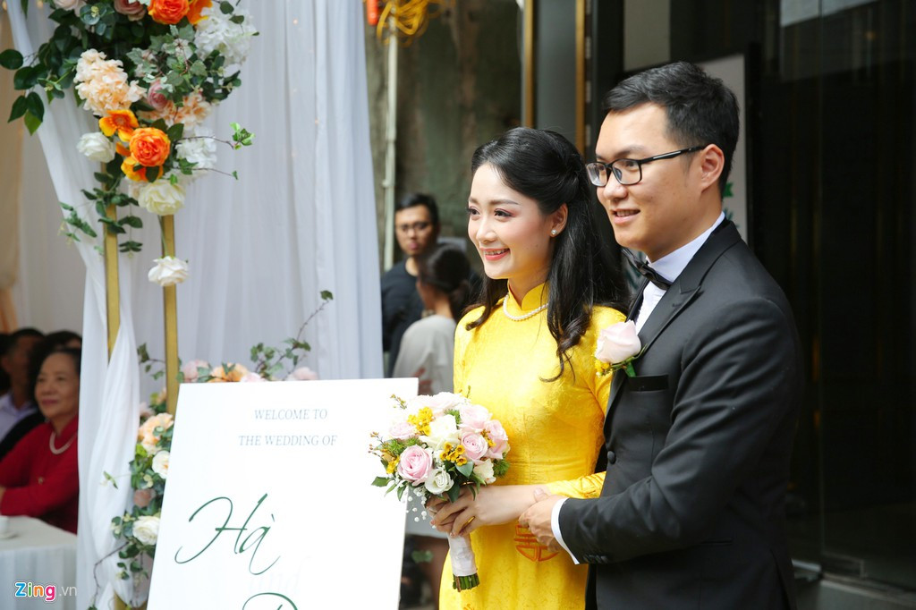 "Chúng tôi là bạn đã lâu nên rất hiểu nhau và người này thông cảm cho công việc của người kia. Tôi nghĩ đó là điều quan trọng trong tình yêu", Thu Hà tâm sự về tình yêu với bạn đời cùng tuổi.