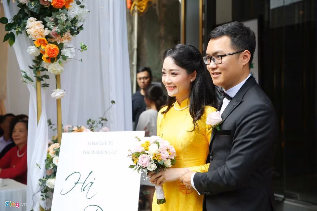 "Chúng tôi là bạn đã lâu nên rất hiểu nhau và người này thông cảm cho công việc của người kia. Tôi nghĩ đó là điều quan trọng trong tình yêu", Thu Hà tâm sự về tình yêu với bạn đời cùng tuổi.