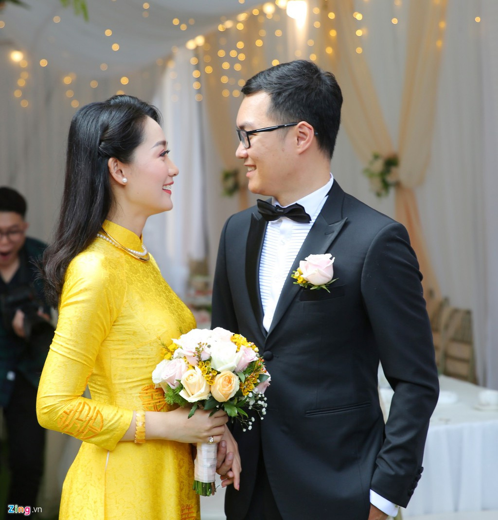 Vào tối cùng ngày, tiệc cưới của Thu Hà và Việt Dũng được tổ chức trong không gian sân vườn kiểu Pháp tại Hà Nội. Cô dâu muốn một không gian nhẹ nhàng, nhiều cây xanh, khác các trung tâm tiệc cưới thường thấy.